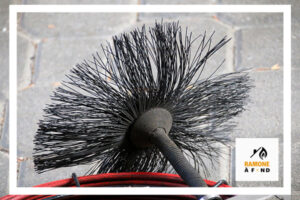 Outil de ramonage professionnel permettant le nettoyage des conduits de cheminée pour assurer leur bon fonctionnement et prévenir les risques d’incendie.