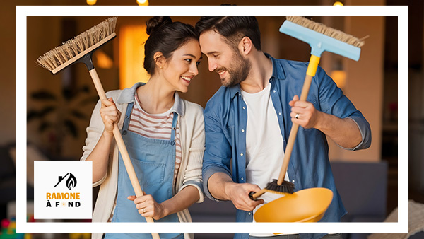 Un couple motivé entame son nettoyage de printemps, prêt à entretenir leur maison, y compris la cheminée.